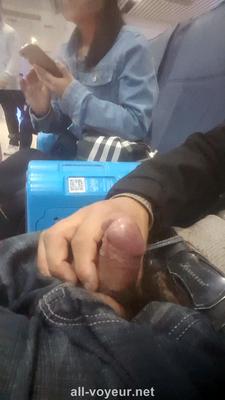 Weirdo Fapping en Public Cumming en tela de mujeres