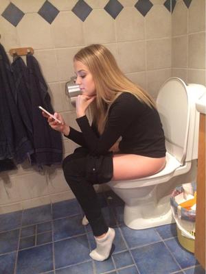 Les filles sur les toilettes se sentent