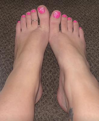 Ash’s delicious pink toes outside