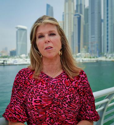 Busty UK milf tit salope Kate Garraway, sur TV Fuck Tour à Dubaï